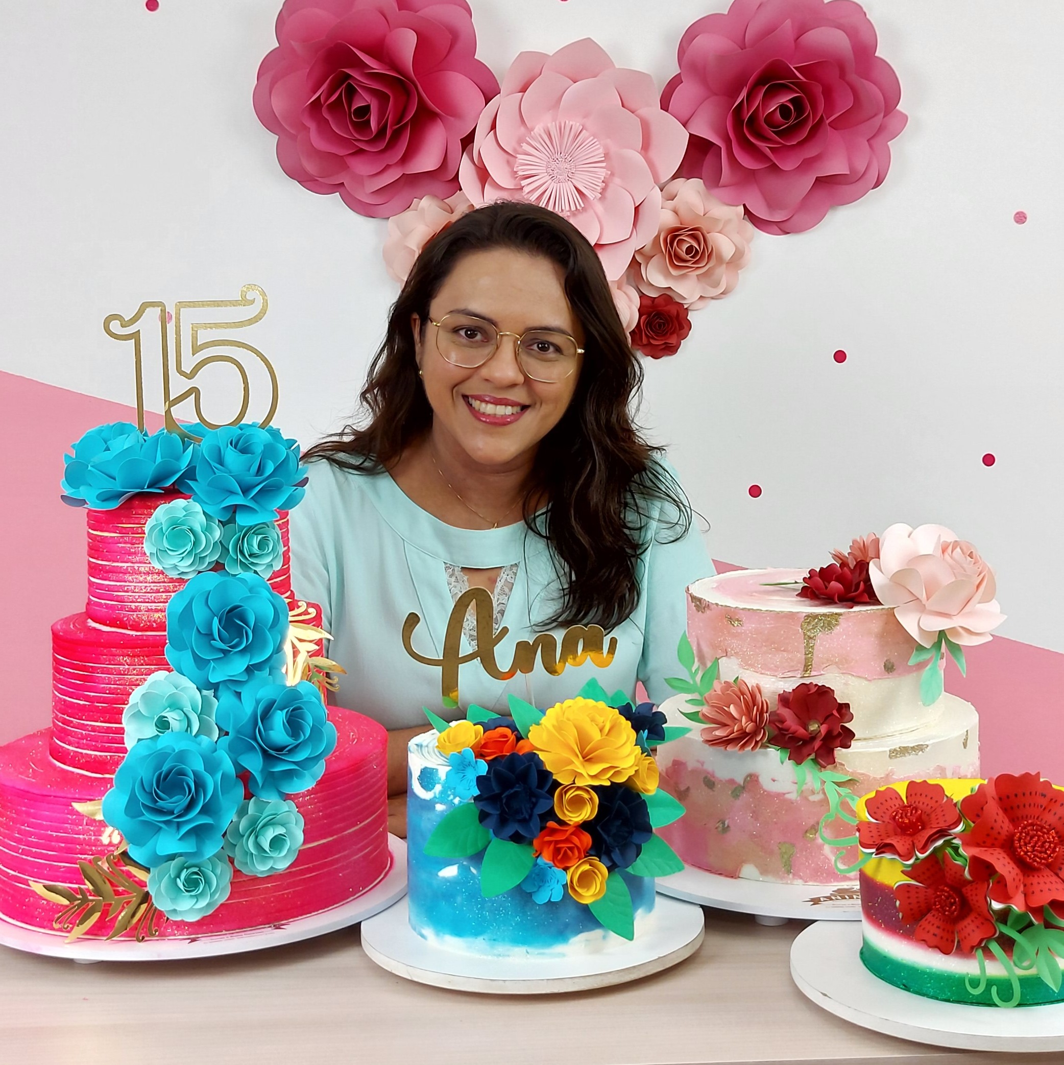 Ana Dantas com bolos decorados com flores de papel