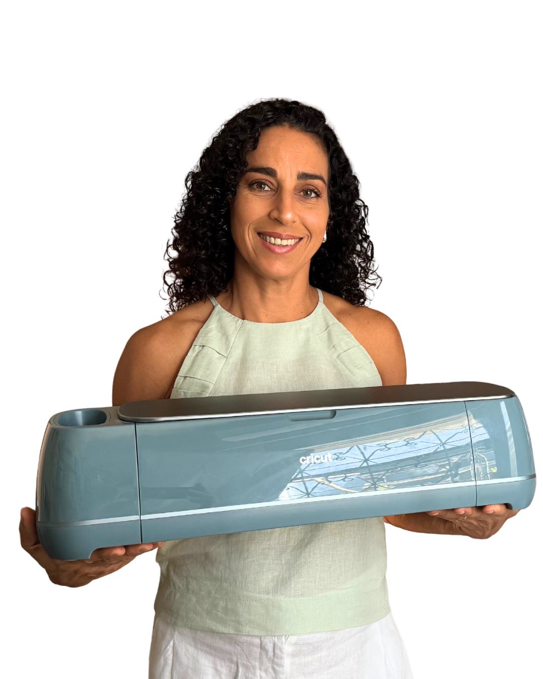 Larissa Minassa segurando uma Cricut